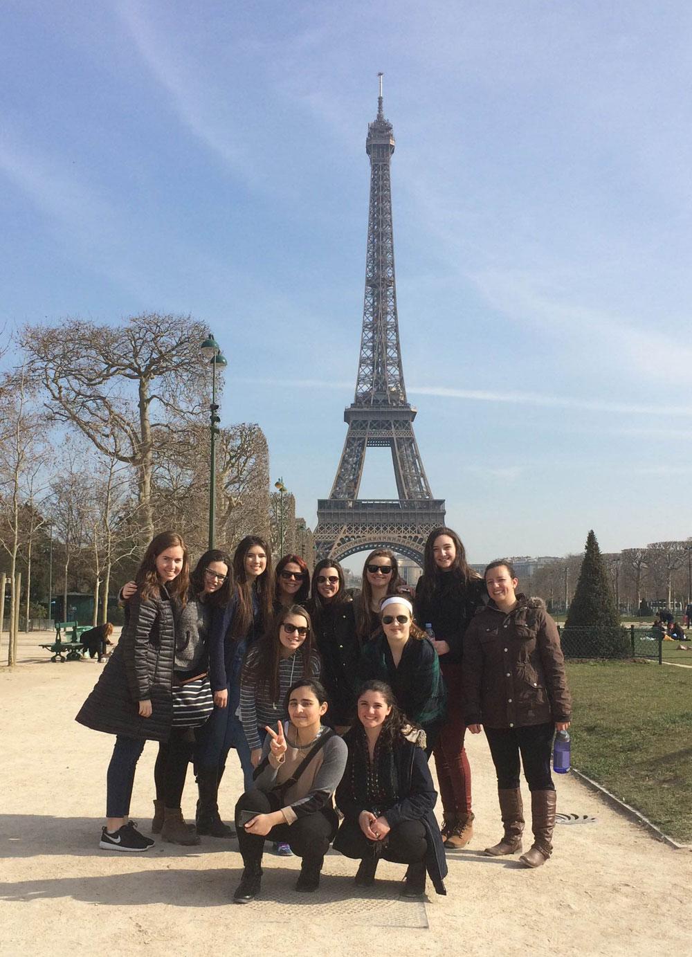 学生们在巴黎埃菲尔铁塔前的照片