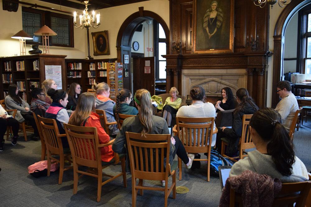 学生们在图书馆听诗人威尔金森的演讲